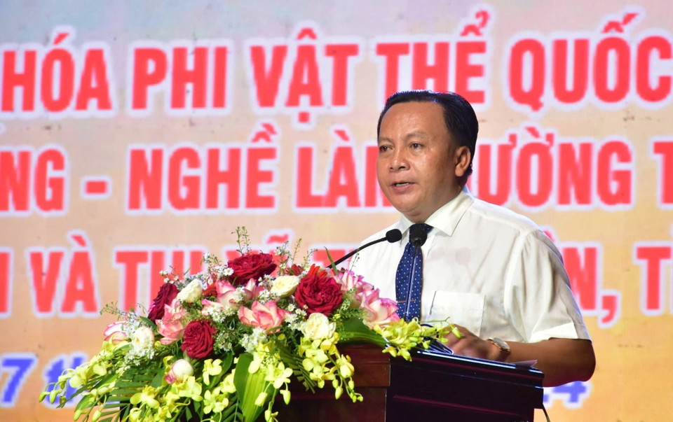 Phó Chủ tịch UBND xã Tịnh Biên Nguyễn Thanh Hùng phát biểu tại buổi lễ. (Ảnh: Công Mạo/TTXVN)