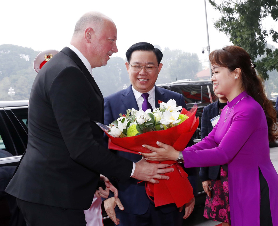 Lễ đón Chủ tịch Quốc hội Bulgaria Rossen Dimitrov Jeliazkov. (Ảnh: Nhan Sáng/TTXVN)