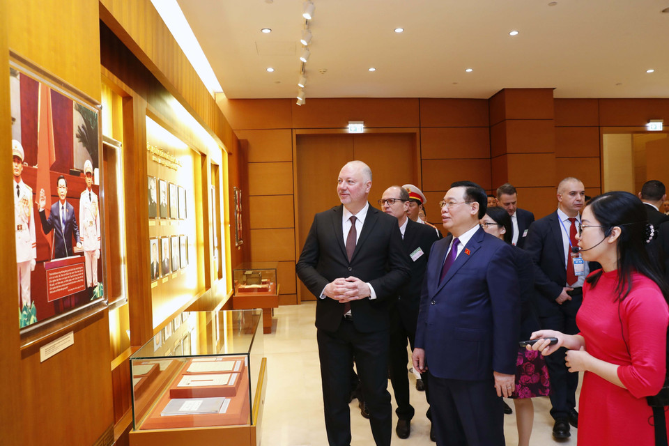 Chủ tịch Quốc hội Vương Đình Huệ và Chủ tịch Quốc hội Bulgaria Rossen Dimitrov Jeliazkov tham quan Phòng truyền thống của Quốc hội. (Ảnh: Nhan Sáng/TTXVN)