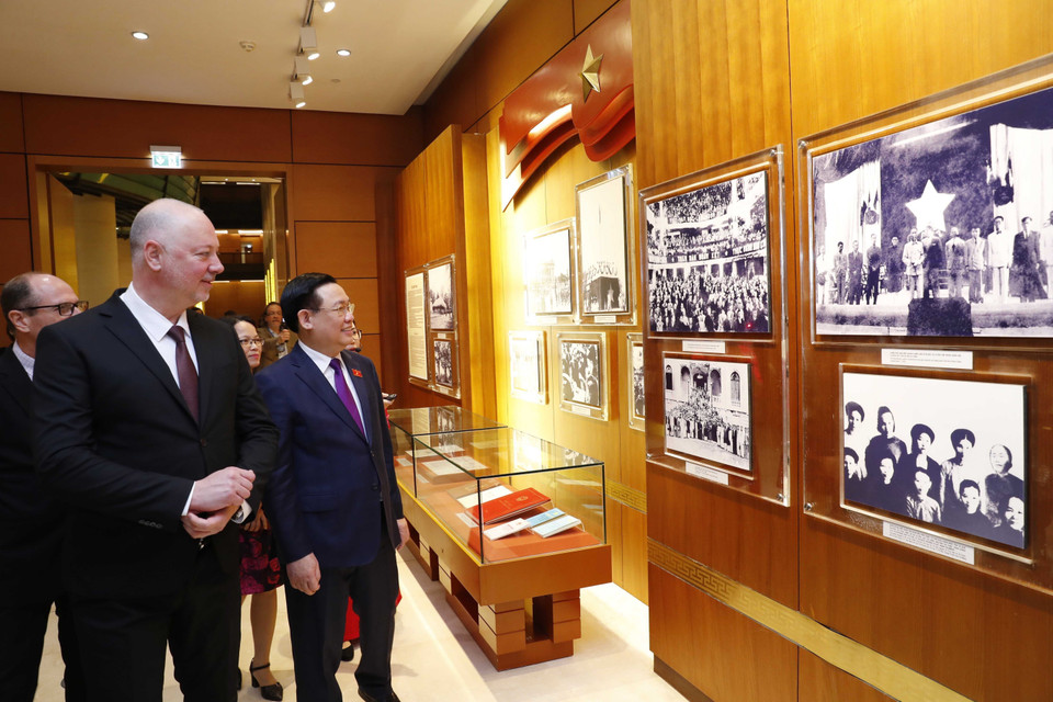 Chủ tịch Quốc hội Vương Đình Huệ và Chủ tịch Quốc hội Bulgaria Rossen Dimitrov Jeliazkov tham quan Phòng truyền thống của Quốc hội. (Ảnh: Nhan Sáng/TTXVN)