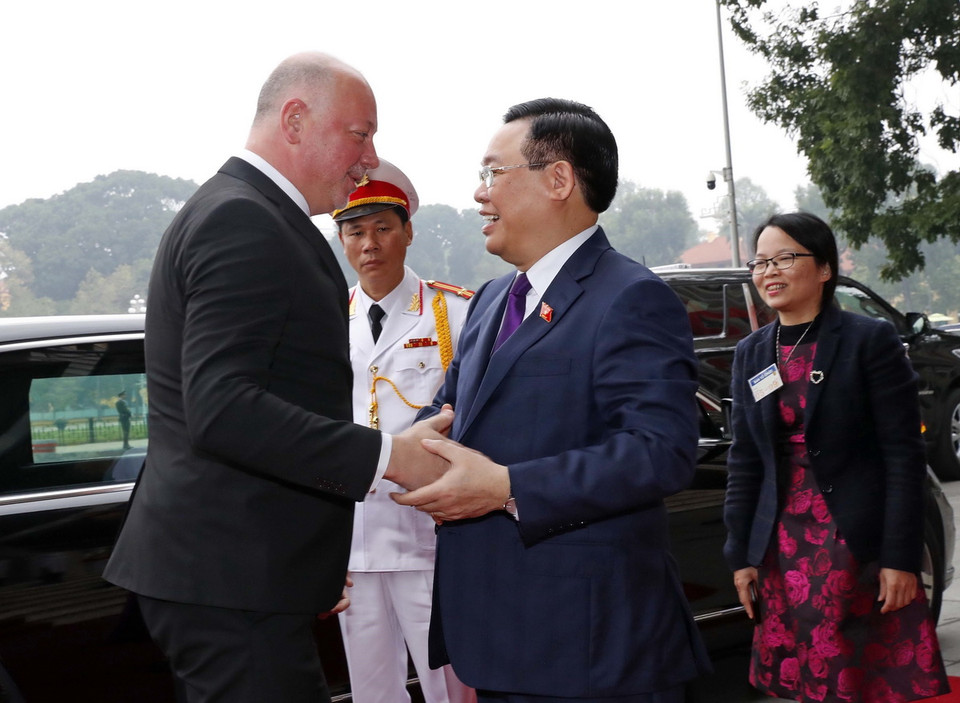 Chủ tịch Quốc hội Vương Đình Huệ đón Chủ tịch Quốc hội Bulgaria Rossen Dimitrov Jeliazkov. (Ảnh: Nhan Sáng/TTXVN)