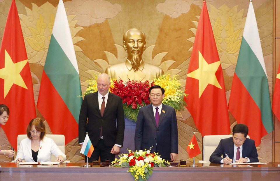 Chủ tịch Quốc hội Vương Đình Huệ và Chủ tịch Quốc hội Bulgaria Rossen Dimitrov Jeliazkov chứng kiến lễ ký Thỏa thuận Hợp tác giữa thành phố Lai Châu với thành phố Kazanlak của Bukgaria. (Ảnh: Nhan Sáng/TTXVN)