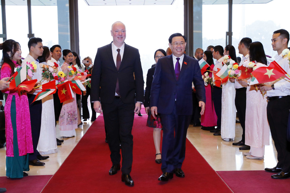 Chủ tịch Quốc hội Vương Đình Huệ đón Chủ tịch Quốc hội Bulgaria Rossen Dimitrov Jeliazkov. (Ảnh: Nhan Sáng/TTXVN)