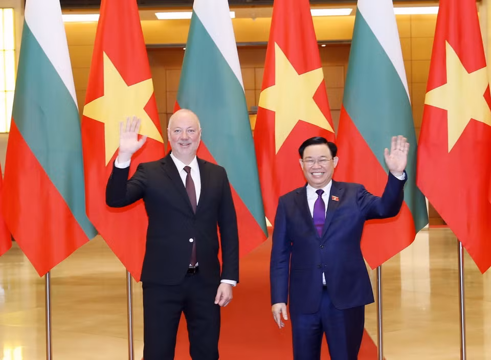 Chủ tịch Quốc hội Vương Đình Huệ và Chủ tịch Quốc hội Bulgaria Rossen Dimitrov Jeliazkov trước hội đàm. (Ảnh: Nhan Sáng/TTXVN)