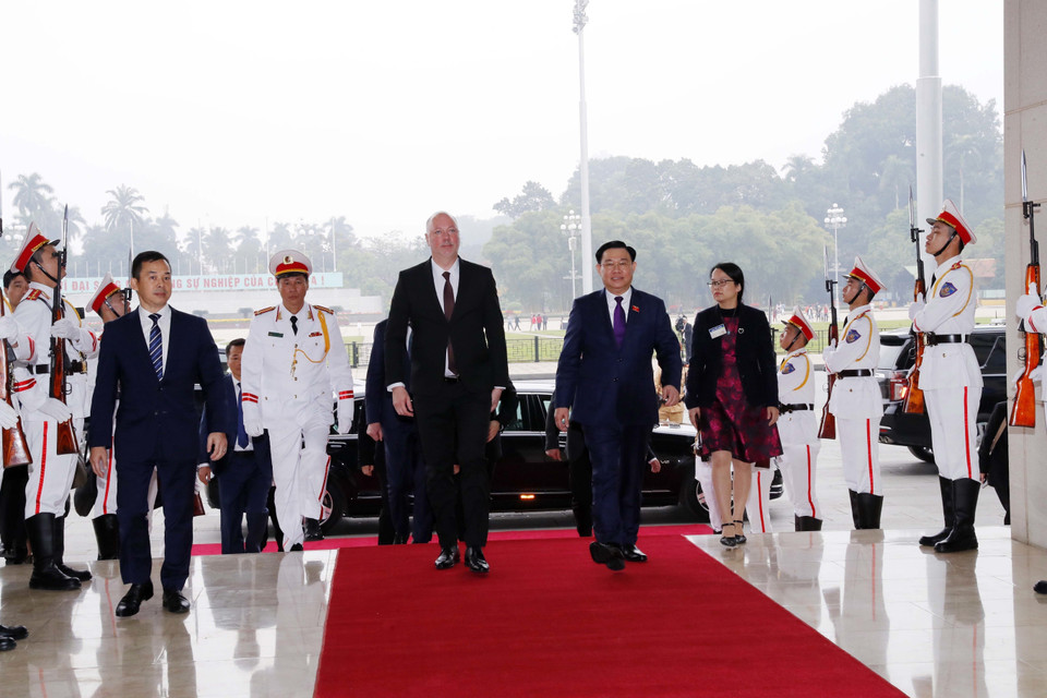 Chủ tịch Quốc hội Vương Đình Huệ và Chủ tịch Quốc hội Bulgaria Rossen Dimitrov Jeliazkov tại lễ đón. (Ảnh: Nhan Sáng/TTXVN)