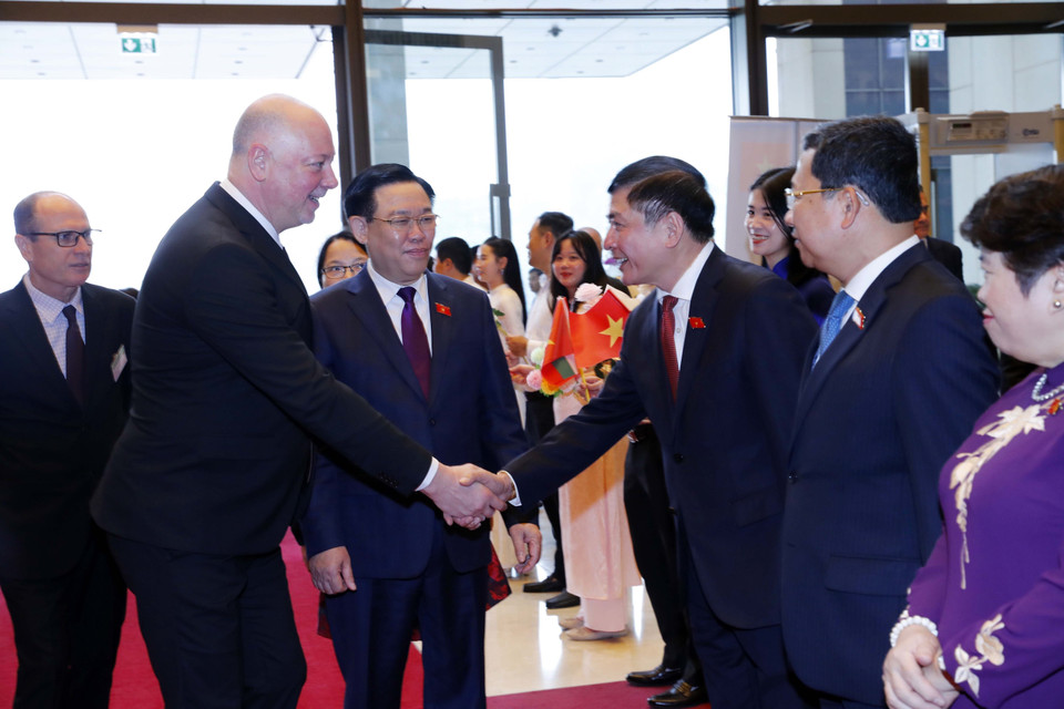 Chủ tịch Quốc hội Bulgaria Rossen Dimitrov Jeliazkov với các thành viên đoàn Việt Nam. (Ảnh: Nhan Sáng/TTXVN)