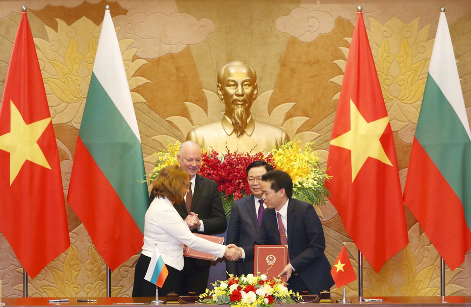 Chủ tịch Quốc hội Vương Đình Huệ và Chủ tịch Quốc hội Bulgaria Rossen Dimitrov Jeliazkov chứng kiến lễ ký Thỏa thuận Hợp tác giữa thành phố Lai Châu với thành phố Kazanlak của Bukgaria. (Ảnh: Nhan Sáng/TTXVN)