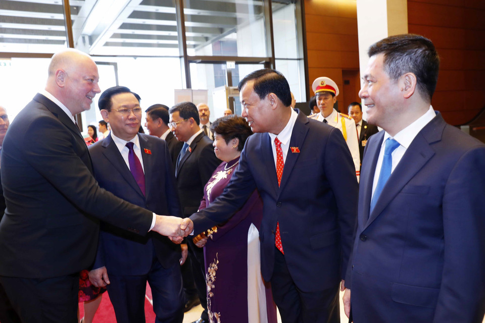 Chủ tịch Quốc hội Bulgaria Rossen Dimitrov Jeliazkov với các thành viên đoàn Việt Nam. (Ảnh: Nhan Sáng/TTXVN)