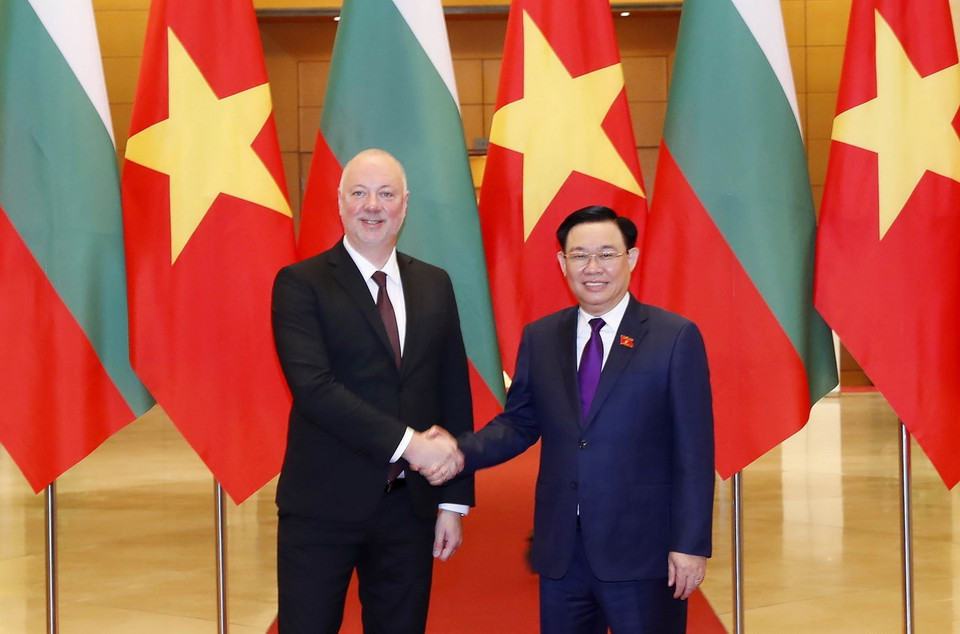 Chủ tịch Quốc hội Vương Đình Huệ đón Chủ tịch Quốc hội Bulgaria Rossen Dimitrov Jeliazkov. (Ảnh: Nhan Sáng/TTXVN)