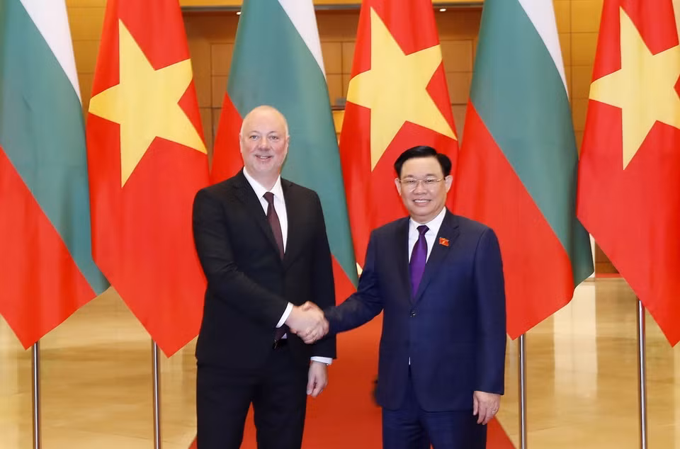Chủ tịch Quốc hội Vương Đình Huệ đón Chủ tịch Quốc hội Bulgaria Rossen Dimitrov Jeliazkov. (Ảnh: Nhan Sáng/TTXVN)
