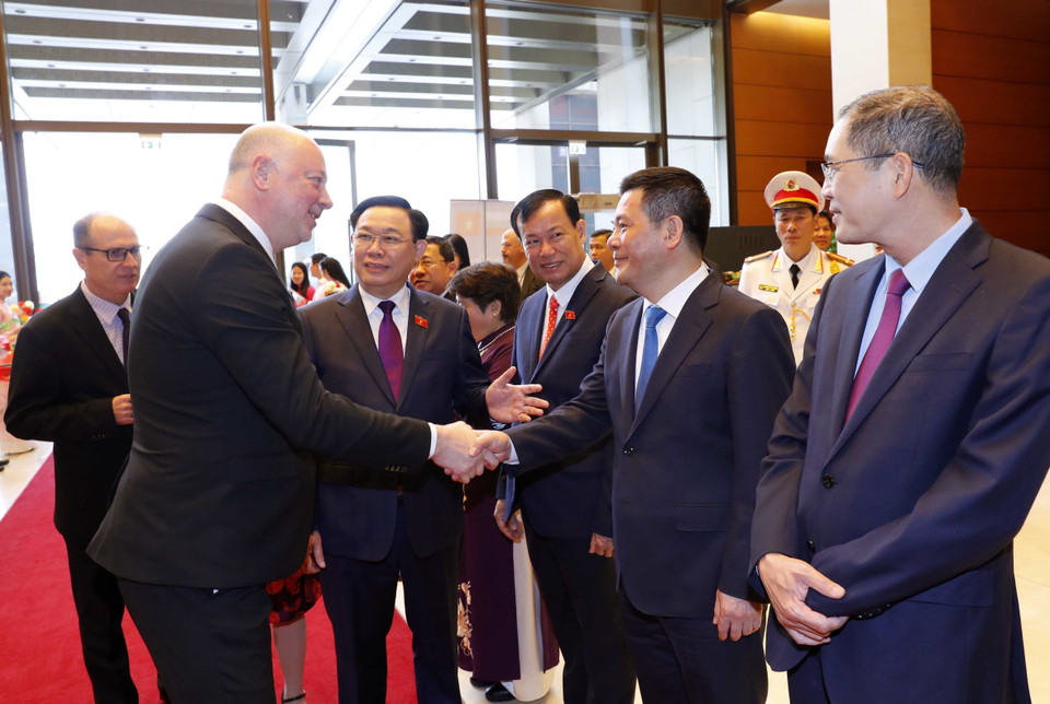 Chủ tịch Quốc hội Bulgaria Rossen Dimitrov Jeliazkov với các thành viên đoàn Việt Nam. (Ảnh: Nhan Sáng/TTXVN)