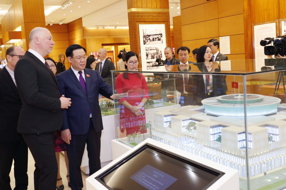 Chủ tịch Quốc hội Vương Đình Huệ và Chủ tịch Quốc hội Bulgaria Rossen Dimitrov Jeliazkov tham quan Phòng truyền thống của Quốc hội. (Ảnh: Nhan Sáng/TTXVN)