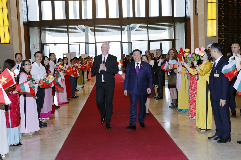 Chủ tịch Quốc hội Vương Đình Huệ đón Chủ tịch Quốc hội Bulgaria Rossen Dimitrov Jeliazkov. (Ảnh: Nhan Sáng/TTXVN)