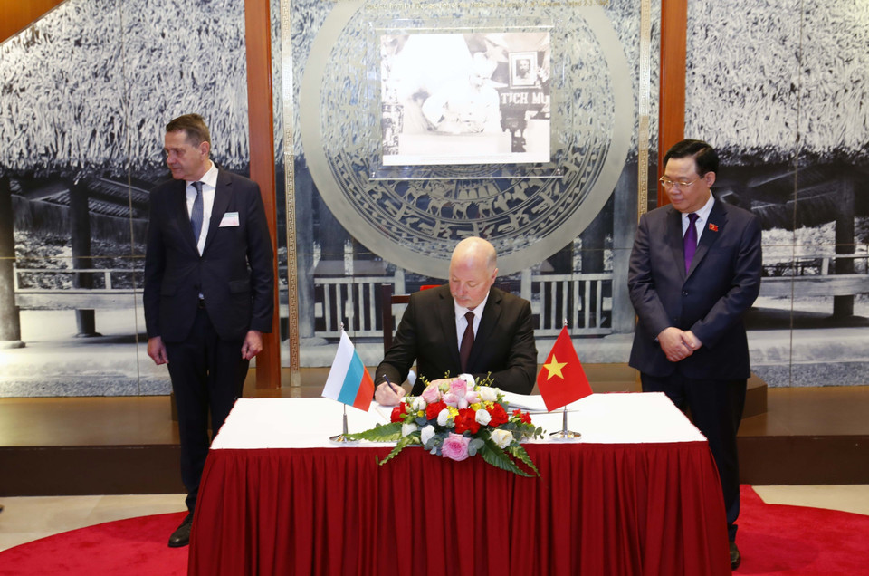 Chủ tịch Quốc hội Bulgaria Rossen Dimitrov Jeliazkov ký lưu bút tại Phòng truyền thống của Quốc hội. (Ảnh: Nhan Sáng/TTXVN)