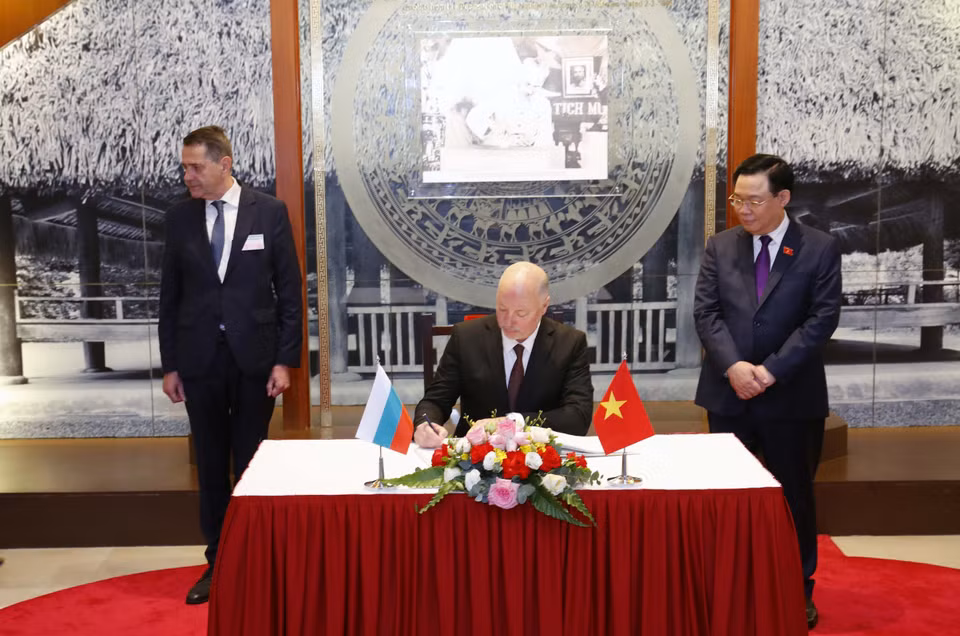 Chủ tịch Quốc hội Bulgaria Rossen Dimitrov Jeliazkov ký lưu bút tại Phòng truyền thống của Quốc hội. (Ảnh: Nhan Sáng/TTXVN)