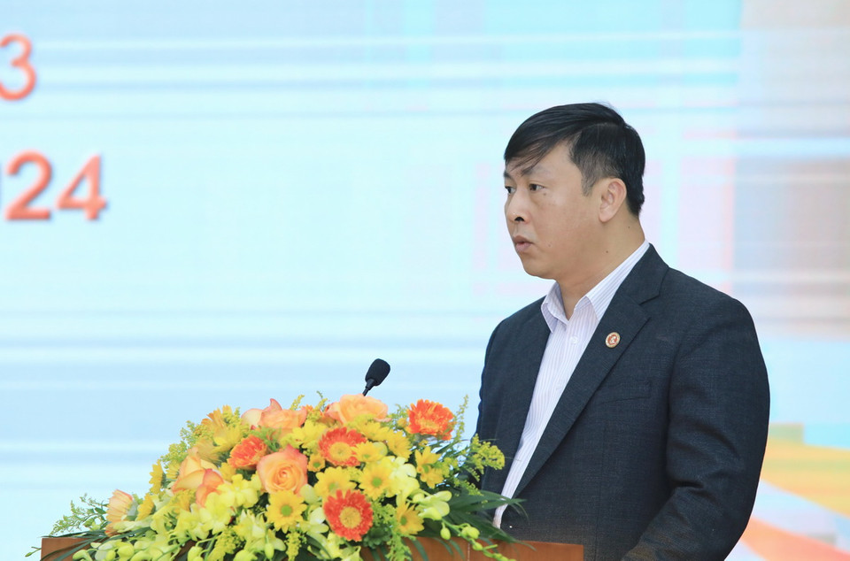 Trưởng Ban Thư ký Biên tập và Quan hệ Đối ngoại Dương Đức Dũng trình bày tham luận tại hội nghị. (Ảnh: Tuấn Anh/TTXVN)