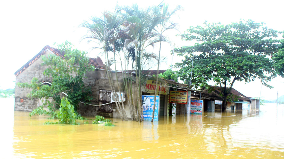 Tại xã Thanh Xuân (huyện Thanh Chương, tỉnh Nghệ An), nước lũ đã khiến hơn 60 nhà dân bị ngập sâu từ 2-3m. (Ảnh: Tá Chuyên/TTXVN)