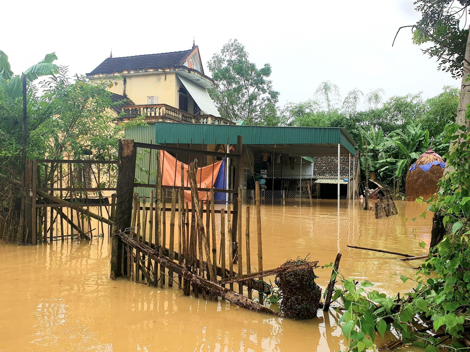 Nước lũ làm cô lập các hộ dân xã Thanh Lâm, huyện Thanh Cương. (Ảnh: Tá Chuyên/TTXVN)