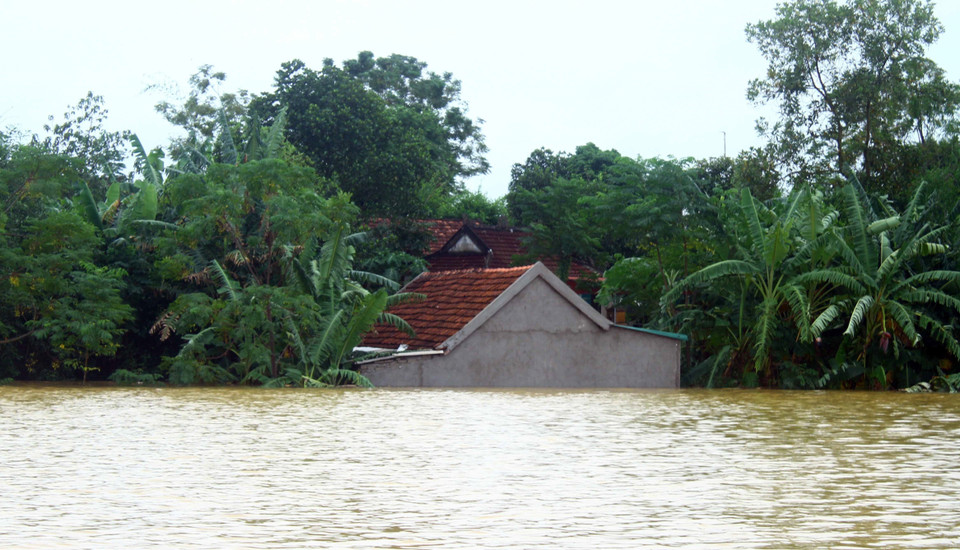 tại vùng rốn lũ, thấp trũng của huyện Thanh Chương, nước bao vây tứ phía, cô lập nhiều xã cùng hàng ngàn hộ dân, đời sống sinh hoạt của người dân gặp nhiều khó khăn. (Ảnh: Tá Chuyên/TTXVN)