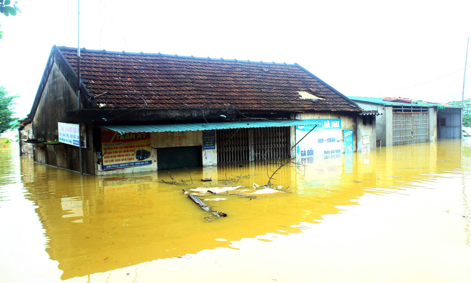 Nhiều nhà dân tại xã Thanh Xuân (huyện Thanh Chương, Nghệ An) bị ngập sâu trong nước lũ. (Ảnh: Tá Chuyên/TTXVN)