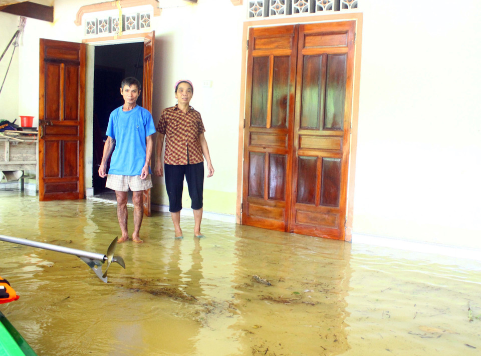 Cuộc sống của hàng ngàn người dân tại xã Thanh Xuân (huyện Thanh Chương, tỉnh Nghệ An) gặp nhiều khó khăn do bị nước lũ cô lập. (Ảnh: Tá Chuyên/TTXVN)
