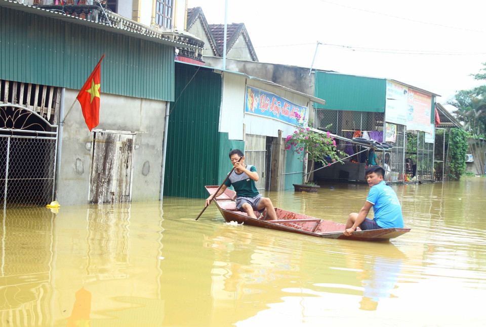 Người dân xã Thanh Xuân (huyện Thanh Chương, Nghệ An) dùng thuyền di chuyển do nước lũ cô lập. (Ảnh: Tá Chuyên/TTXVN)