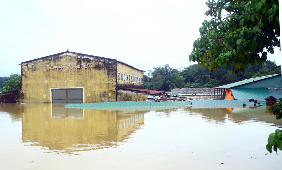 Chợ xã Thanh Xuân (huyện Thanh Chương, tỉnh Nghệ An) bị ngập sâu trong nước lũ. (Ảnh: Tá Chuyên/TTXVN)
