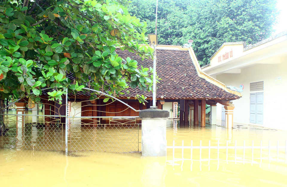 Một ngôi chùa tại xã Thanh Xuân (huyện Thanh Chương, Nghệ An) bị ngập sâu trong nước lũ. (Ảnh: Tá Chuyên/TTXVN)