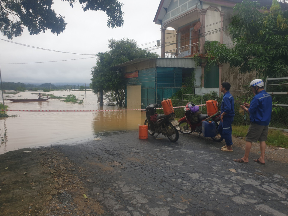 Trong ảnh: Nước lũ dâng khiến tuyến đường nối xã Thanh Lâm và Thanh Xuân, huyện Thanh Chương bị chia cắt. (Ảnh: Tá Chuyên/TTXVN)