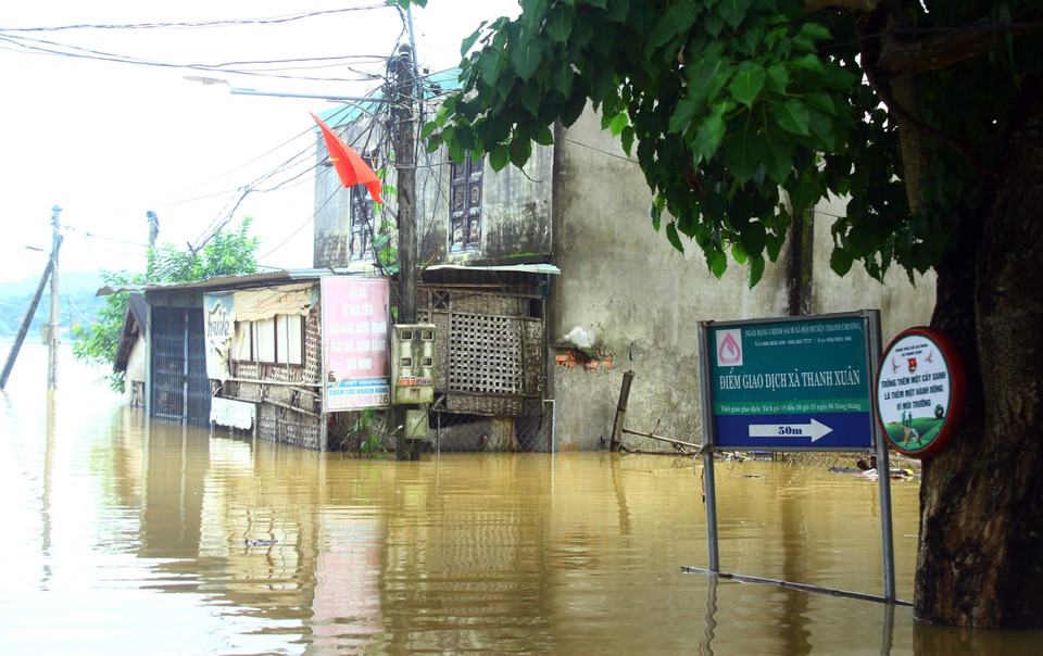 Nước lũ dâng cao khiến xã Thanh Xuân bị cô lập hoàn toàn. (Ảnh: Tá Chuyên/TTXVN)