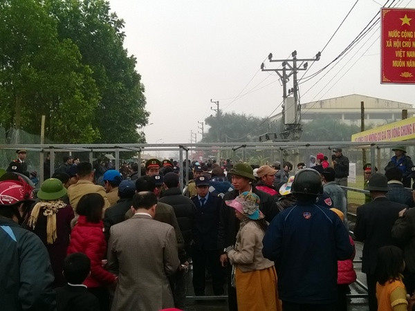 Người dân đi xem đông nghịt. (Ảnh: Hùng Võ/Vietnam+)