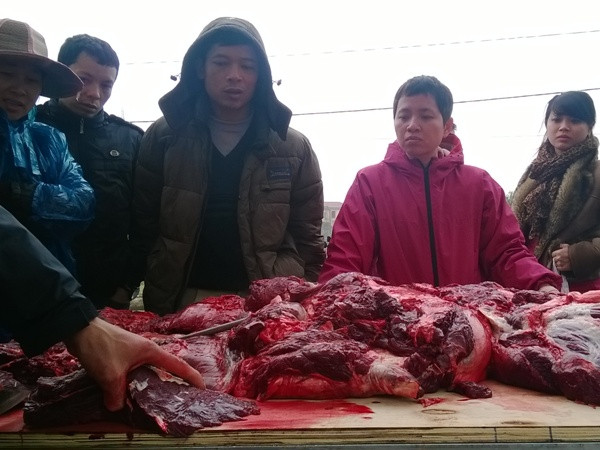 Bán thịt trâu sau ngày khai mạc. (Ảnh: Hùng Võ/Vietnam+)