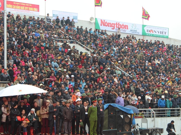 Khán giả ngồi chật các khán đài. (Ảnh: Hùng Võ/Vietnam+)