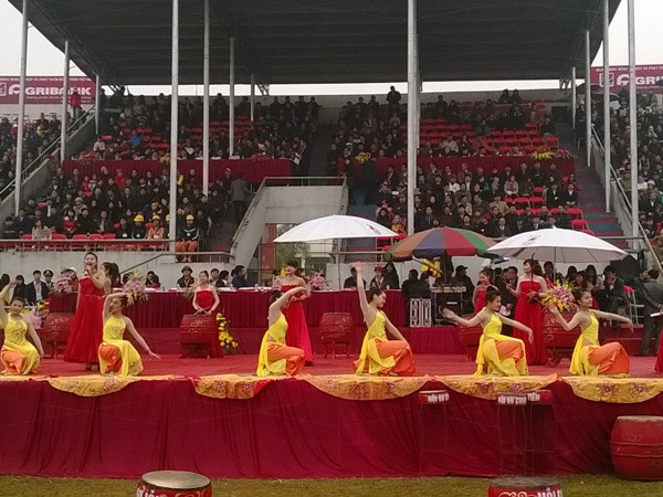 Màn biều diễn trước giờ khai mạc lễ hội. (Ảnh: Hùng Võ/Vietnam+)