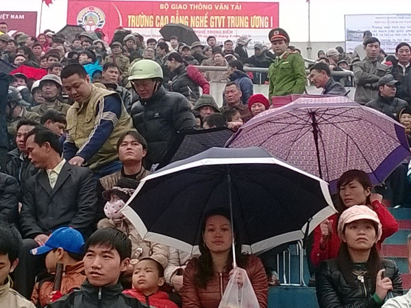 Phái yếu cũng háo hức đi xem. (Ảnh: Hùng Võ/Vietnam+)