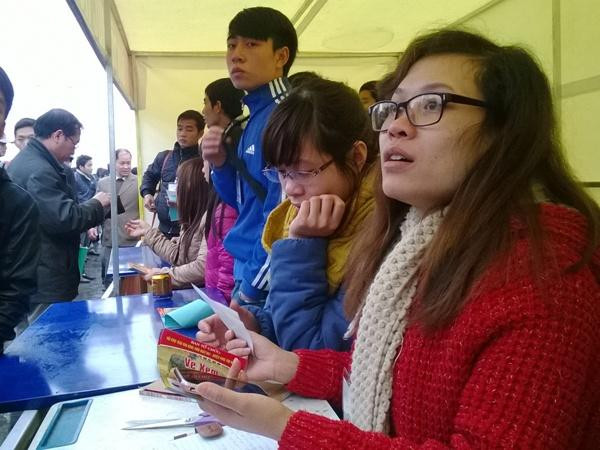  Bán vé vào xem lễ hội. (Ảnh: Hùng Võ/Vietnam+)