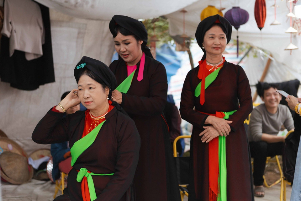 Du khách trải nghiệm trang phục Quan họ. (Ảnh: Đoàn Công Vũ/TTXVN phát)