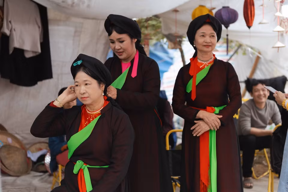 Du khách trải nghiệm trang phục Quan họ. (Ảnh: Đoàn Công Vũ/TTXVN phát)