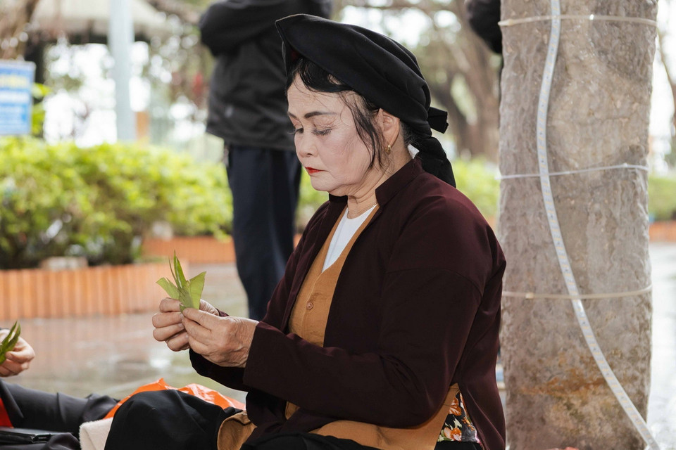Nghệ nhân Quan họ Nguyễn Thị Sang trình diễn têm trầu cánh phượng. (Ảnh: Đoàn Công Vũ/TTXVN phát)