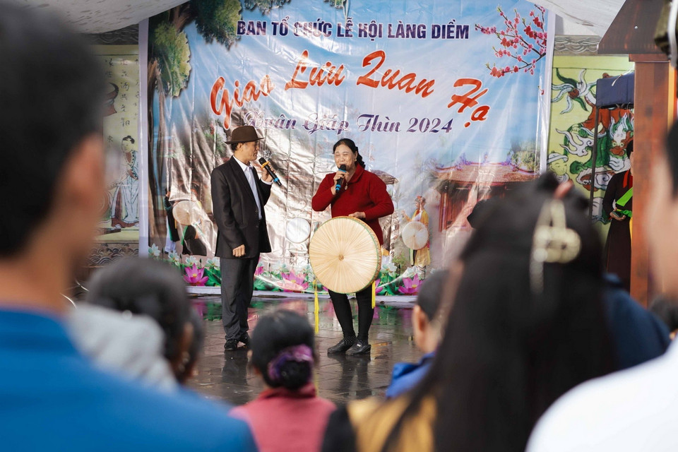 Du khách nhiệt tình tham gia giao lưu Quan họ để đưa lời ca, tiếng hát đến người nghe. (Ảnh: Đoàn Công Vũ/TTXVN phát)