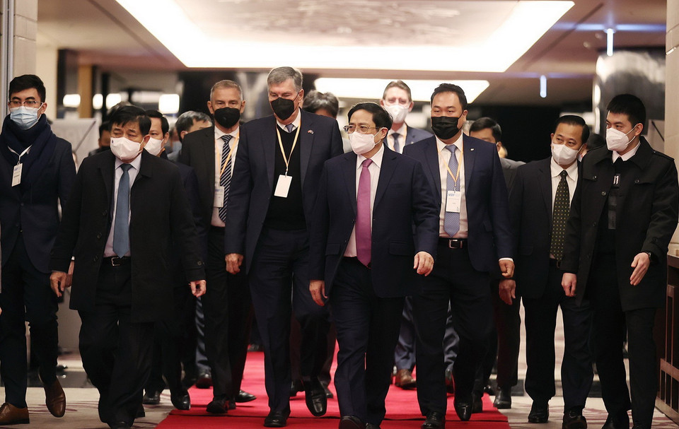 Thủ tướng Phạm Minh Chính đến dự Phiên cấp cao Diễn đàn doanh nghiệp Việt Nam thường niên (VBF). (Ảnh: Dương Giang/TTXVN)