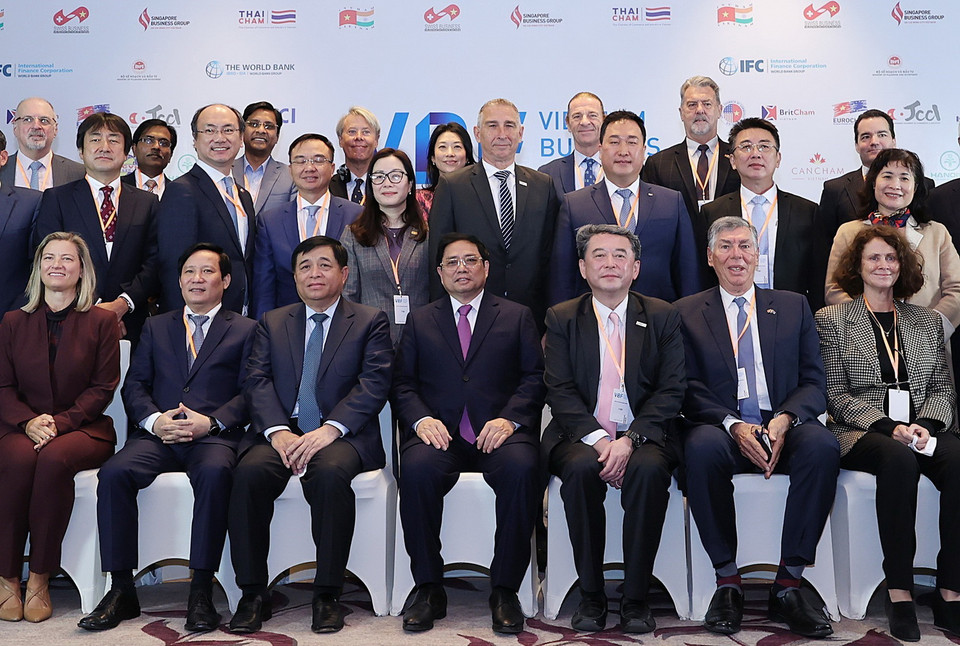  Thủ tướng Phạm Minh Chính với đại biểu các bộ, ngành và tổ chức quốc tế. (Ảnh: Dương Giang/TTXVN)