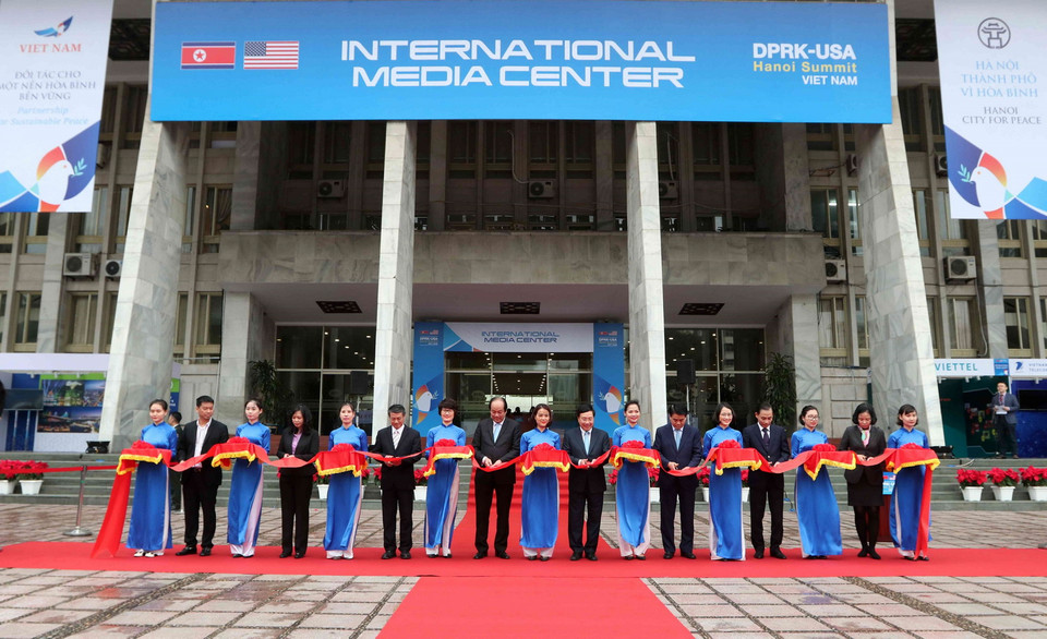 Phó Thủ tướng, Bộ trưởng Bộ Ngoại giao Phạm Bình Minh và các đại biểu cắt băng khai trương Trung tâm Báo chí quốc tế phục vụ Hội nghị Thượng đỉnh Mỹ-Triều Tiên lần thứ hai. (Ảnh: Văn Điệp/TTXVN)
