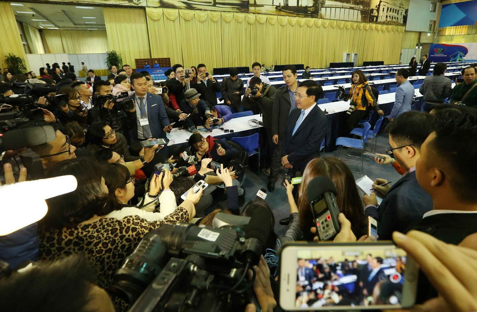 Phó Thủ tướng, Bộ trưởng Bộ Ngoại giao Phạm Bình Minh trả lời phỏng vấn các cơ quan thông tấn, báo chí trong và ngoài nước. (Ảnh: Lâm Khánh/TTXVN)