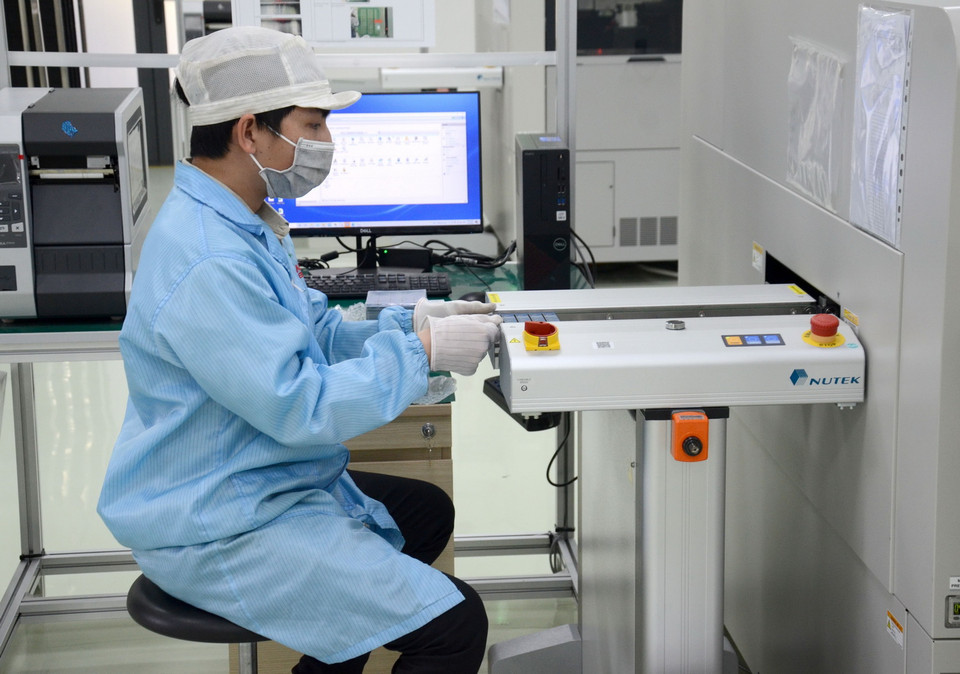  Tại nhà máy Trung Nam EMS, sản phẩm chủ lực là các bo mạch chủ, được sản xuất với dây chuyền tự động hóa ứng dụng các công nghệ mới nhất trên thế giới. (Ảnh: Quốc Dũng/TTXVN)