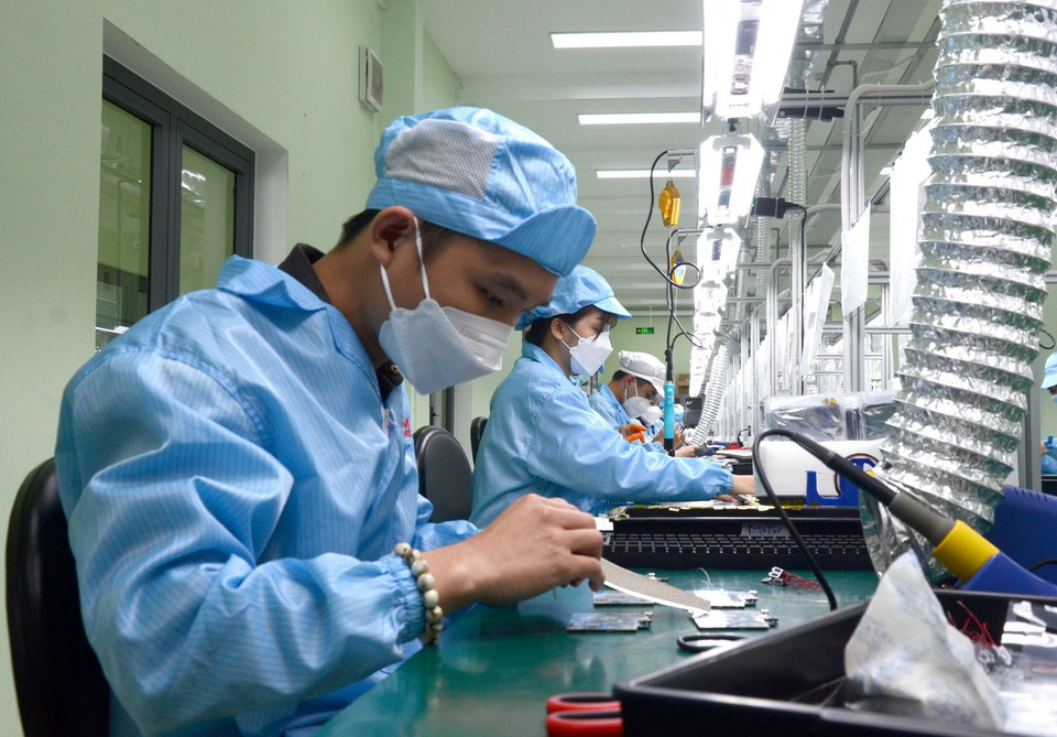  Dây chuyền lắp ráp máy tính bảng chuyên nghiệp, xuất xưởng 1 máy tính bảng chỉ mất khoảng 1 phút. (Ảnh: Quốc Dũng/TTXVN)