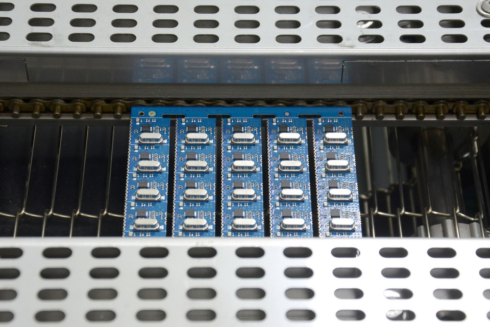  Các bo mạch chủ được máy chuyên dụng lắp ráp tự động theo thiết kế. (Ảnh: Quốc Dũng/TTXVN)