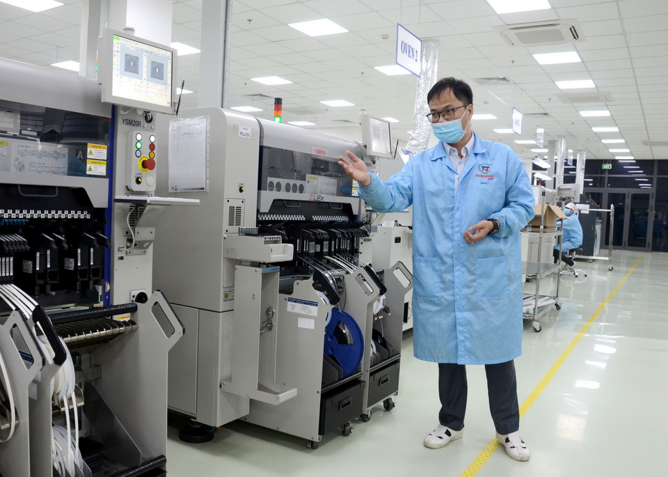  Ông Đào Ngọc Hải Âu, Giám đốc Kỹ thuật nhà máy Trung Nam EMS giới thiệu sản phẩm “Made in Đà Nẵng” được kỳ vọng sẽ phát triển bùng nổ trong thời gian tới. (Ảnh: Quốc Dũng/TTXVN)