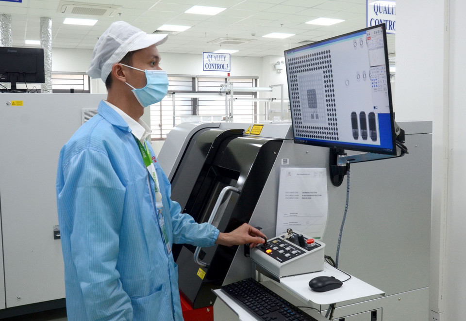  Sau khi lắp ráp, các bo mạch chủ được kiểm tra kỹ qua nhiều bước để đảm bảo đúng kỹ thuật. (Ảnh: Quốc Dũng/TTXVN)