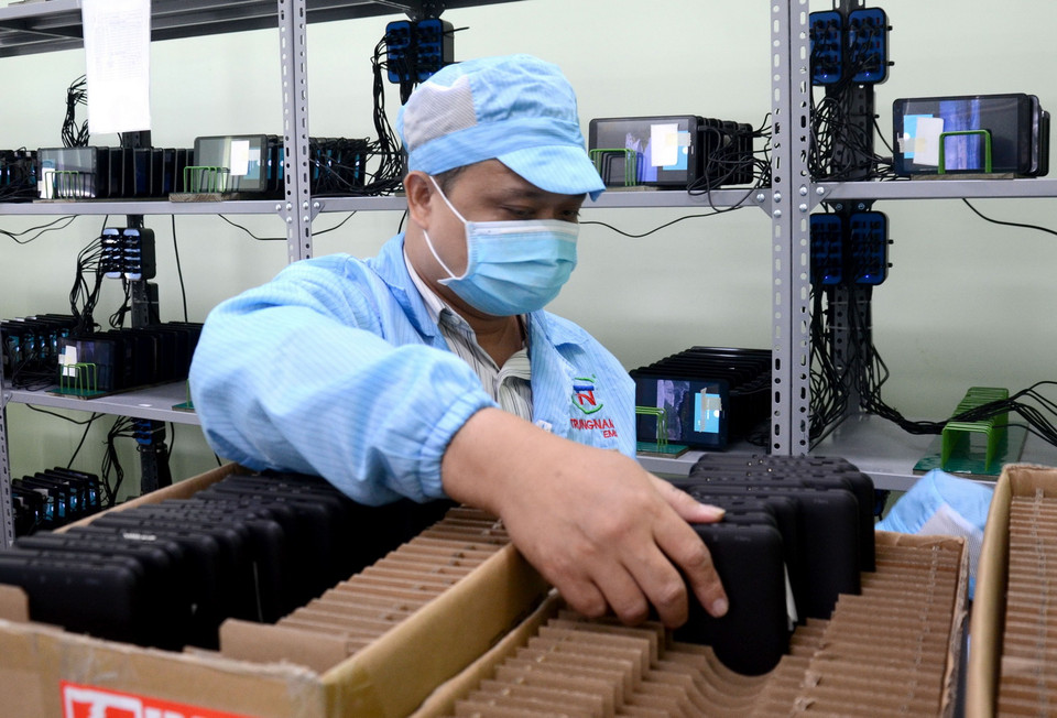  Sau khi lắp ráp, toàn bộ máy tính bảng được sạc pin để kiểm tra trước khi đóng hộp. (Ảnh: Quốc Dũng/TTXVN)